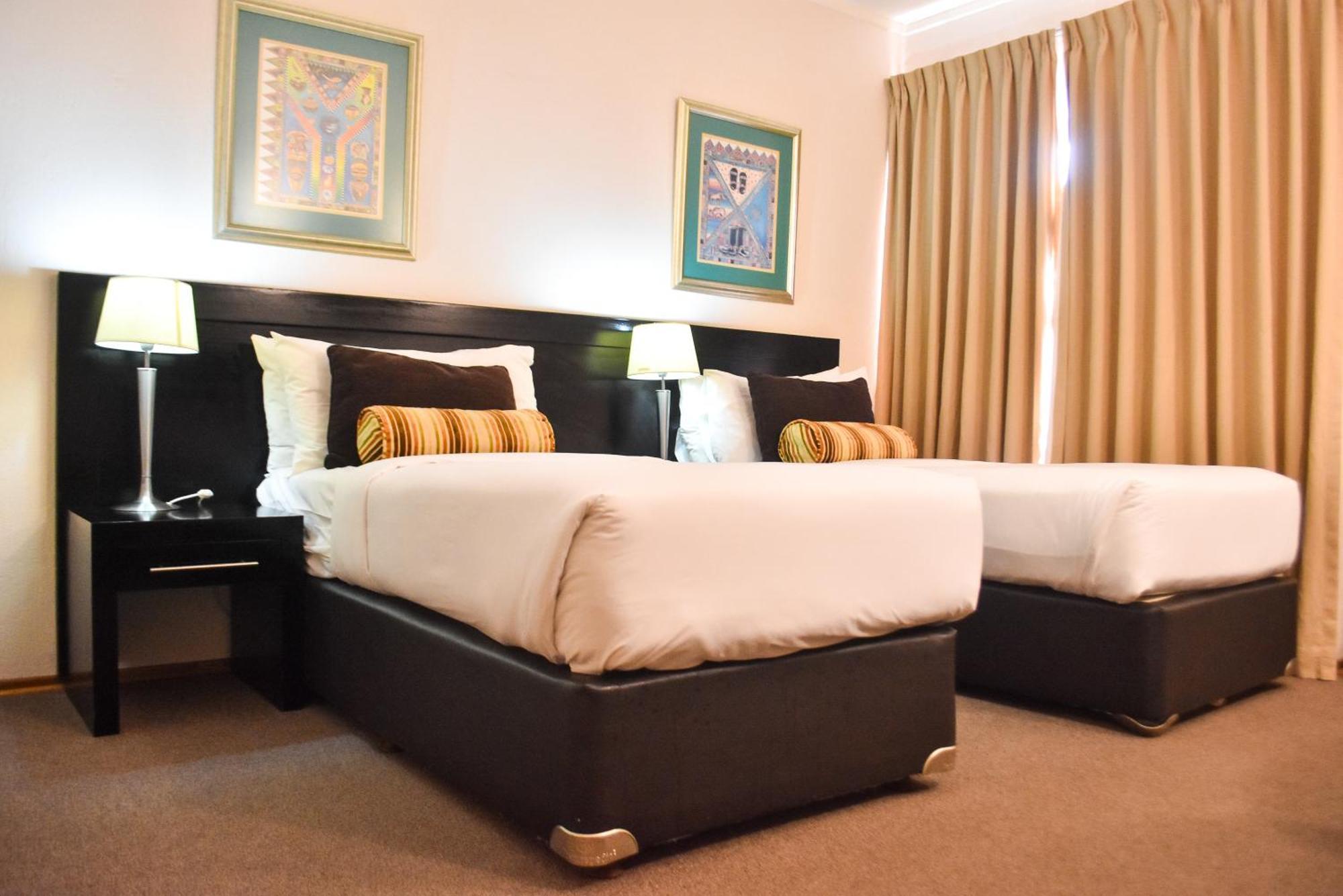 Cresta Bosele Hotel Selebi-Pikwe エクステリア 写真