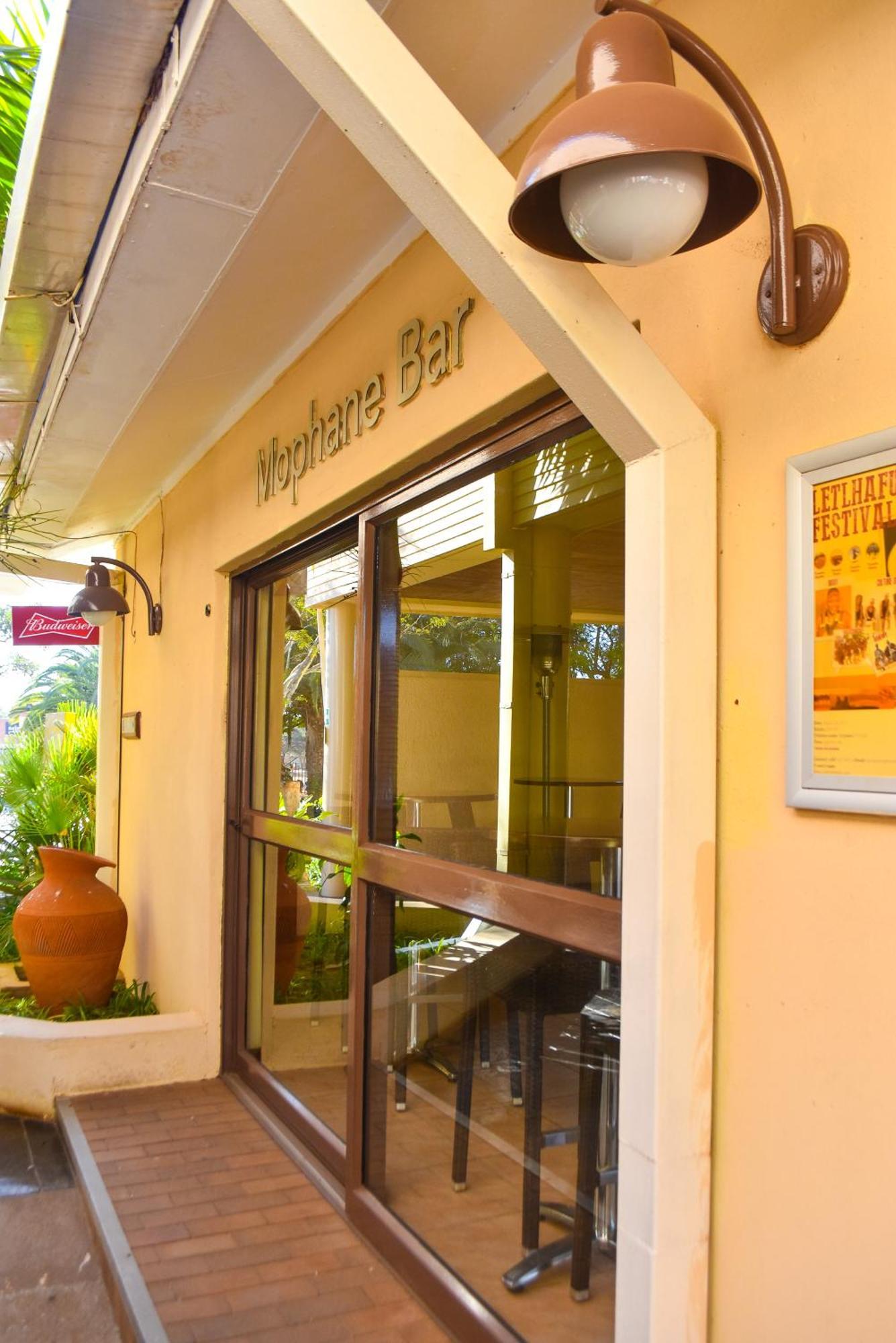 Cresta Bosele Hotel Selebi-Pikwe エクステリア 写真