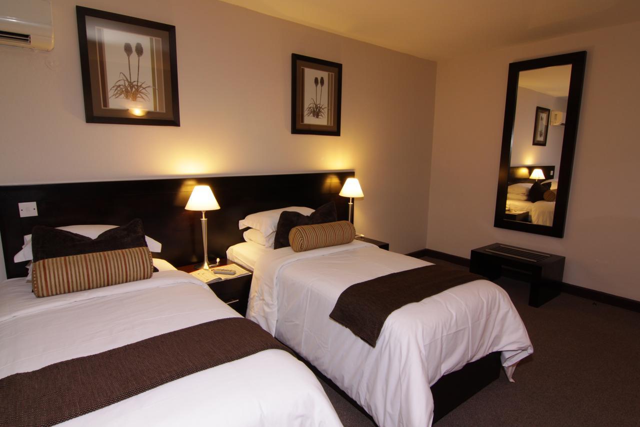 Cresta Bosele Hotel Selebi-Pikwe エクステリア 写真