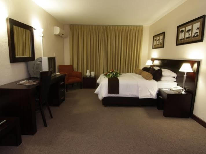 Cresta Bosele Hotel Selebi-Pikwe エクステリア 写真